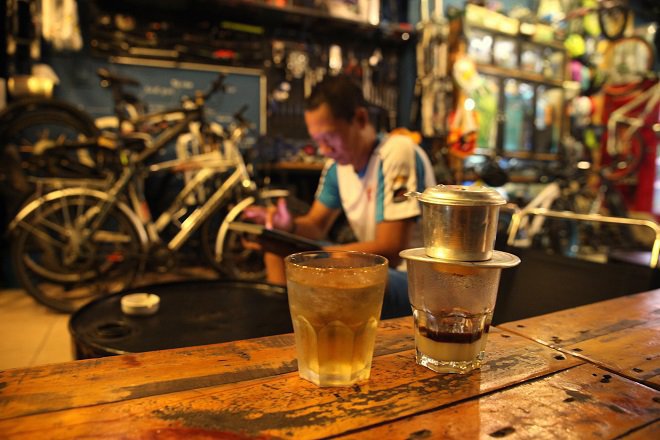 Trải nghiệm văn hóa cà phê Sài Gòn: Không chỉ là thức uống, cà phê còn trở thành một nét văn hóa của người Sài Gòn. Đến nơi này lần đầu, hãy thử cảm nhận nhịp sống ấy qua những phong cách uống cà phê khác nhau. Sáng ngồi cà phê cóc ở vỉa hè, nghe người Sài Gòn bàn về mẩu tin trên tờ báo mới, trưa ghé quán cà phê của những người yêu nhiếp ảnh hay mê xe độ để thêm kết nối đam mê. Sài Gòn xưa trong quán cà phê vợt 50 năm không ngủ cũng là nét văn hóa bạn nên trải nghiệm.